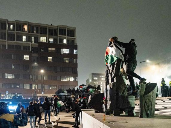 Tifosi israeliani aggrediti ad Amsterdam dopo Ajax-Maccabi, Netanyahu svegliato nella notte: «È una caccia all'ebreo, ora tutti via con un ponte aereo»