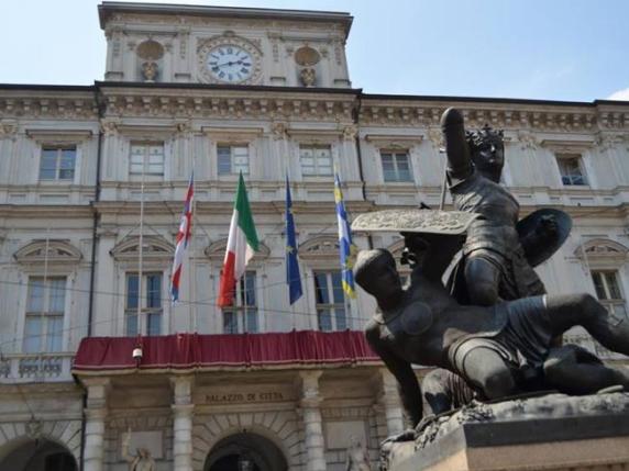 Torino, aumentano ancora gli stipendi dei super dirigenti del Comune