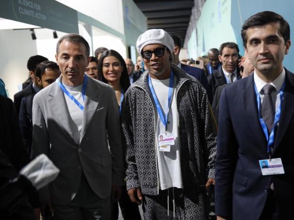 Ronaldinho a Baku per Cop29, è polemica per il jet privato e la foto col magnate del petrolio