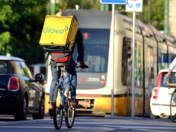 Caporalato, controllo giudiziario per Foodinho srl: «Glovo sfrutta 40.000 ciclofattorini pagandoli 2,50 euro a consegna»