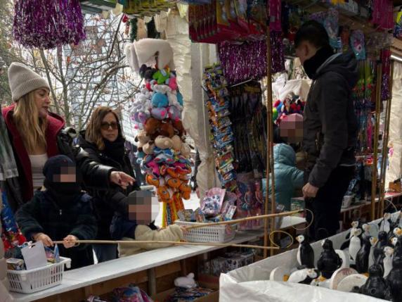 Chiara Ferragni, la nuova vita con i figli tra le bancarelle dei Giardini pubblici di Porta Venezia a Milano