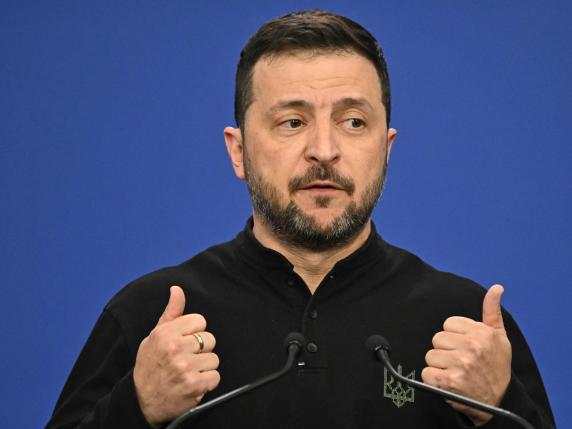 Zelensky ora spera: «Con Trump la guerra potrebbe finire prima». E ringrazia «Meloni e la Ue»