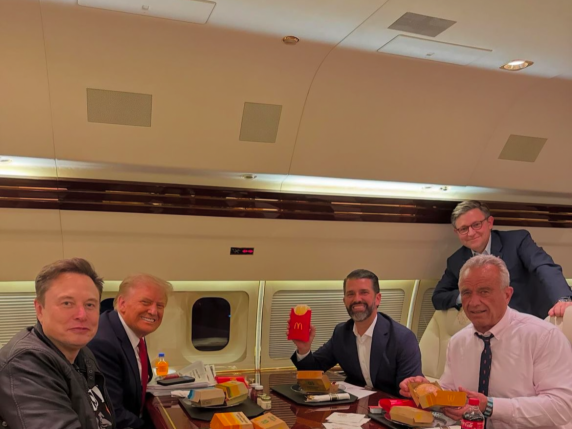 Il salutista Robert Kennedy Jr. mangia McDonald's sull'aereo di Trump