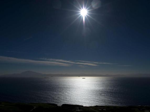 Il Mediterraneo è una delle aree più inquinate al mondo. Il rapporto: «Eroderà fino a 23 metri di coste, a rischio spiagge e città»