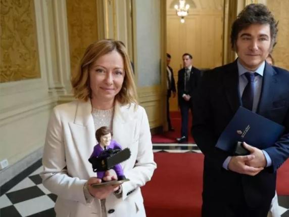 Il regalo di Milei a Meloni: una statuetta con la sua effigie che imbraccia la motosega