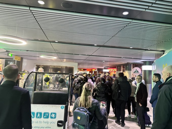 Aeroporto Gatwick di Londra, evacuato terminal sud: «Bagaglio sospetto», artificieri al lavoro