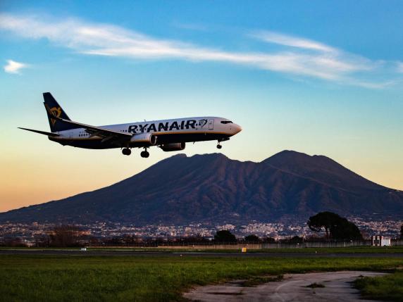 Voli, in inverno Ryanair aumenta le rotte nazionali ma Wizz Air taglia (ancora). Meno offerta a Napoli e Ancona, balza la Calabria