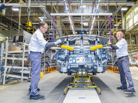 Auto, i numeri del crollo: -41% nei primi dieci mesi del 2024. Frena la produzione industriale