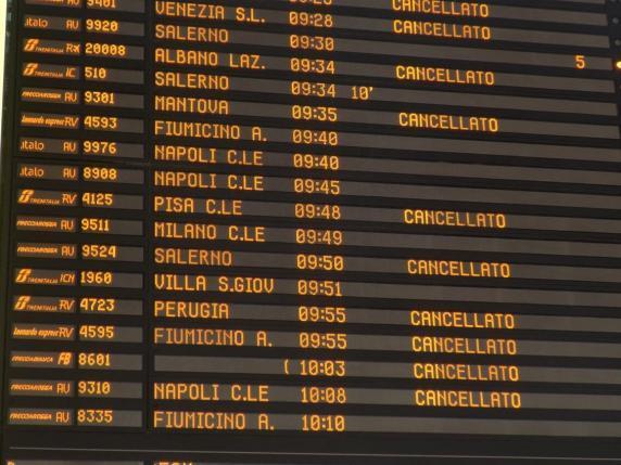 Sciopero treni 24 novembre, cancellate decine di tratte: le fasce garantite, i rimborsi