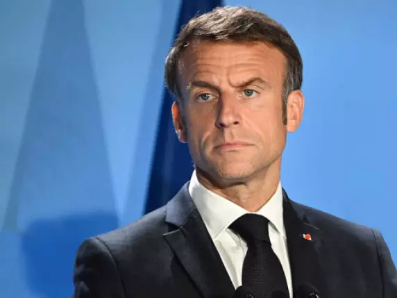 Cosa farà ora Macron? Le due strade del presidente che non vuole dimettersi