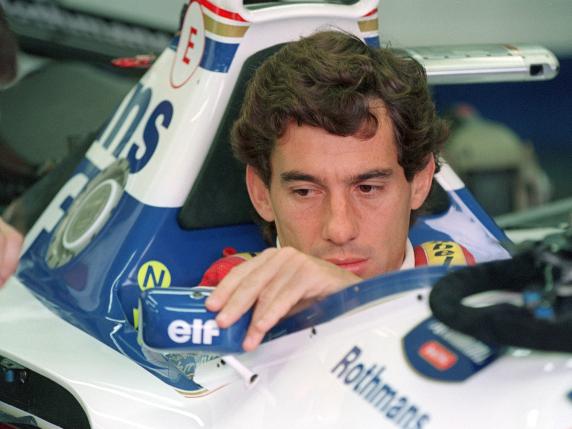 Ayrton Senna, l'ultimo weekend a Imola: il caldo anomalo, il motore Ferrari che non arriva, le lacrime per la morte di Ratzenberger. «Non era mai successo che ci snobbasse»