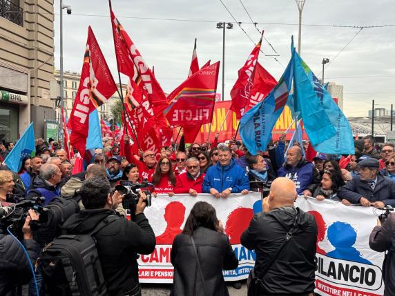 Sciopero generale, a Napoli 10mila in corteo. Il leader Uil Bombardieri: «La risposta al governo è questa piazza»