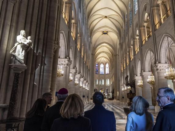 Notre Dame, solo cinque anni per ricostruire la cattedrale dopo l'incendio: la scommessa vinta di Macron