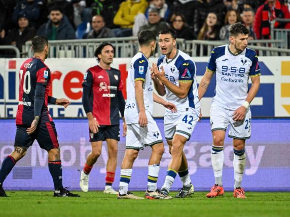 Cagliari-Verona, Piccoli castiga i gialloblù: terza sconfitta di fila per la squadra di Zanetti