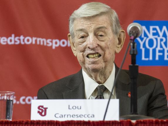 Lou Carnesecca morto: il leggendario allenatore del basket Ncaa aveva 99 anni