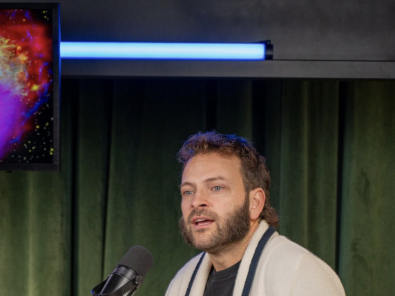 Alessandro Borghi: «La mia fidanzata ha scoperto che ho la Tourette. Nostro figlio è un po' anaffettivo, ma va matto per i cani. Droga? Quest'estate ho provato la mia prima pasticca»