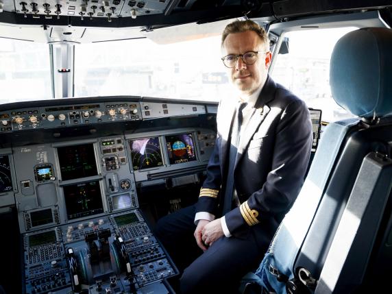 Daniel Harding, il direttore pilota: «Meglio la divisa in volo del frac. Sul podio cerco tensione, in volo la normalità»