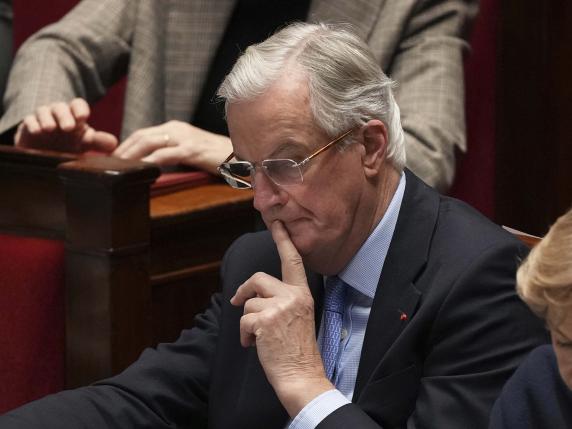 Francia, la crisi di governo in diretta |Barnier atteso all'Eliseo per presentare le dimissioni