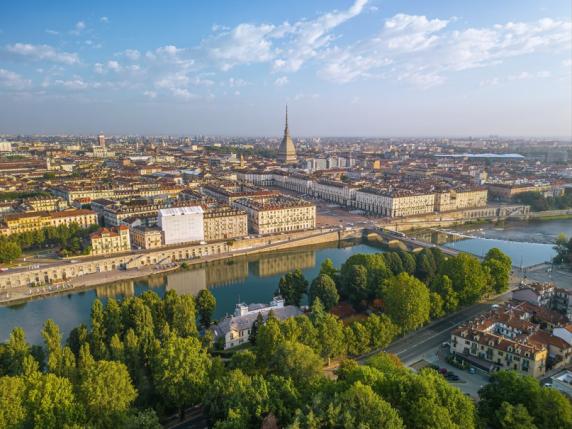 A Torino va in crisi anche l’immobiliare. Nomisma: «Prezzi in discesa delle case e crollo delle vendite per negozi e uffici»