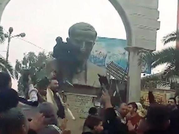 La storia della guerra in Siria: dai graffiti contro il regime di 13 anni fa alle statue di Assad che (ri)cadono