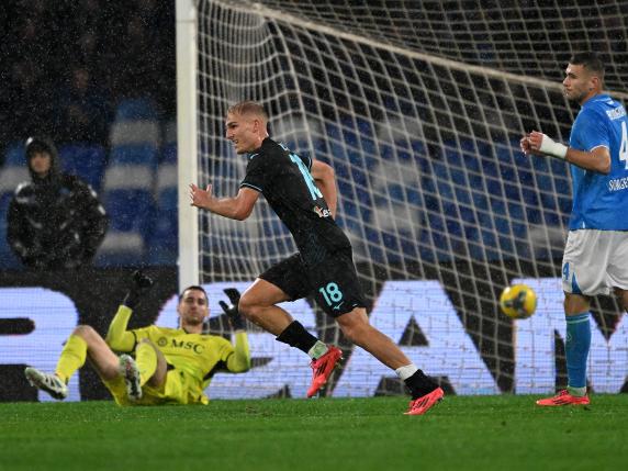 Napoli-Lazio risultato 0-1: gol di Isaksen, Conte manca il sorpasso all'Atalanta