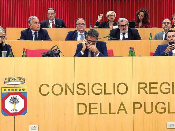 Regione Puglia, è bufera sul bilancio. E c'è chi spera di non votarlo: «Così il governatore Emiliano si dimette»