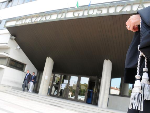 La fabbrica  fa rumore giorno e notte e la vicina finisce in Psichiatria