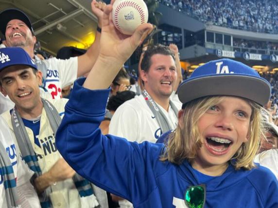 Baseball, bambino di 10 anni afferra la palla in tribuna: la famiglia vince oltre un milione di euro