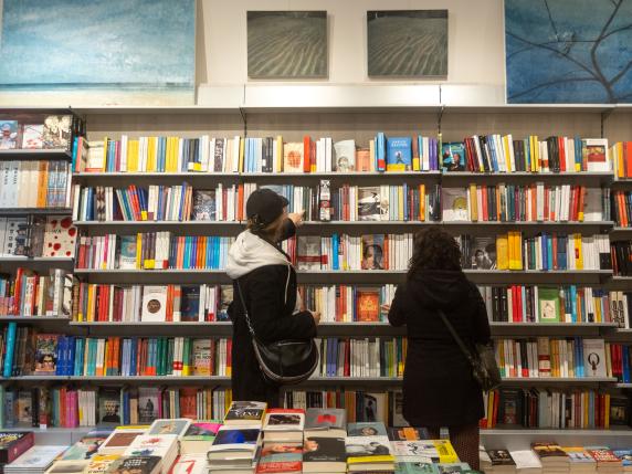 Milano Svuotata La Vetrina Della Libreria La Balena Libri