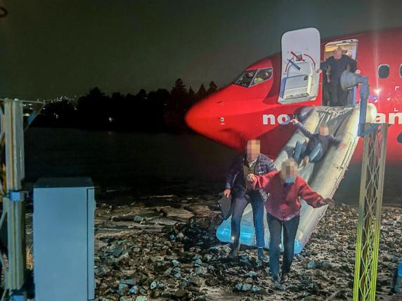 Norvegia, Boeing finisce fuori pista e si ferma a un passo dal mare: in salvo 171 persone