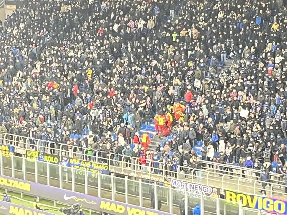 Malore di un tifoso in Curva durante Inter-Udinese di Coppa Italia: partita sospesa per qualche minuto