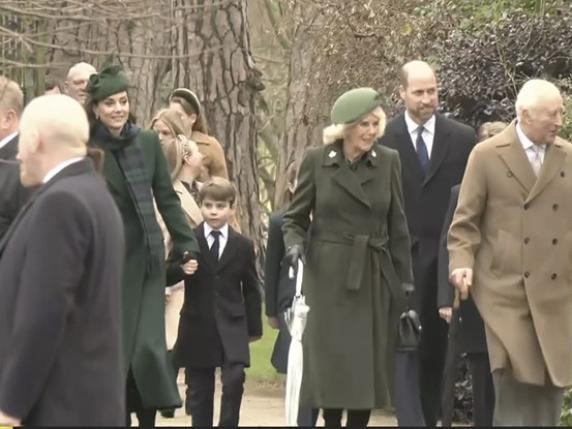 La principessa Kate, William e i figli con Re Carlo e Camilla alla messa di Natale a Sandringham