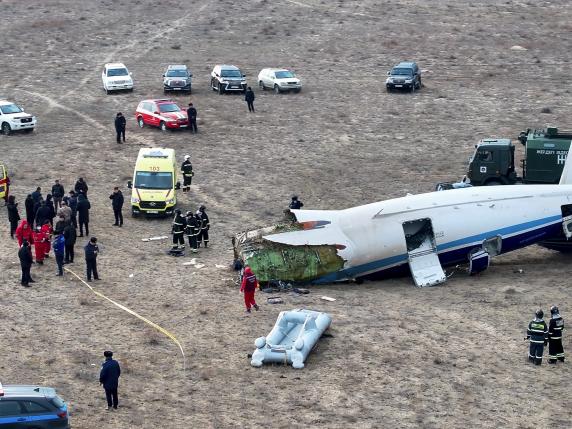 Volo precipitato in Kazakistan, cosa sappiamo: per gli esperti l’aereo è stato colpito dai pezzi di un missile russo esploso vicino