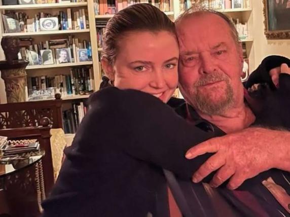 Jack Nicholson compare sui social in una rara foto postata dalla figlia (non si vedeva da oltre un anno)