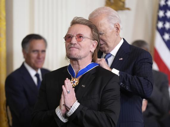 Soros, Michael J. Fox, Bono e Magic Johnson: le ultime «Medaglie della libertà» di Biden