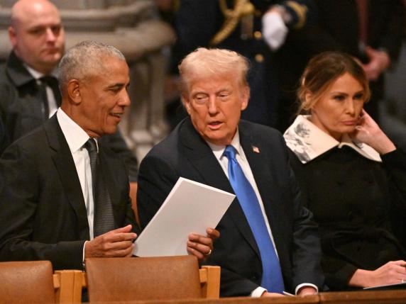 Obama e Trump seduti accanto ai funerali di Stato di Carter: il tycoon stringe la mano a Pence ma non a Harris. Assente Michelle