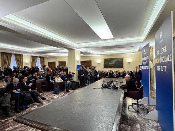 Governo impugna legge sul terzo mandato, De Luca: «Vado avanti. Decisione contra personam, Meloni ha paura di me»