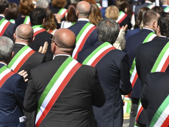 Elezioni, appello dei sindaci pugliesi al governo: «Impugni la norma che ci obbliga alle dimissioni per candidarci alle Regionali»