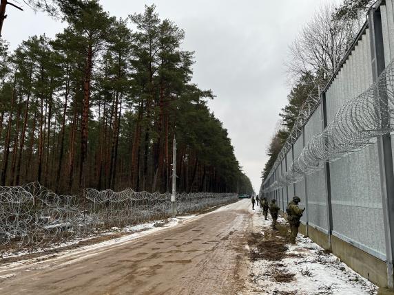 Lungo il muro anti migranti. La Polonia: «Respingimenti? Noi proteggiamo l’Europa»