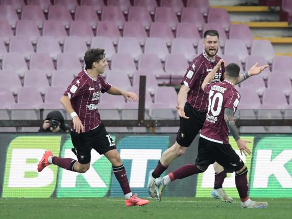 Salernitana vince in rimonta, Reggiana battuta di rigore al 99': doppietta di Cerri