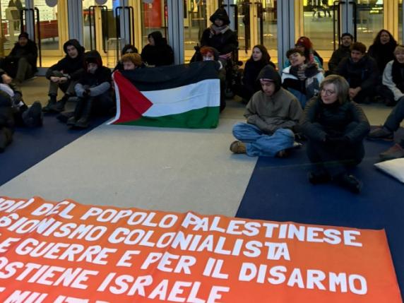 Vicenza, 40 manifestanti pro Palestina bloccano la Fiera: «No a operatori israeliani a VicenzaOro». Portati via di peso