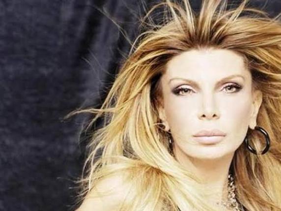 La caduta di un impero: la storia di Lady Petrolio, dall'ascesa alla condanna
Approfondimento
La storia di Lady Petrolio è un esempio paradigmatico di come la ricchezza e il potere possano essere effimeri e transitori. La sua ascesa, segnata da una serie di eventi che l'hanno portata a frequentare ambienti di alto livello, come le vacanze con Silvio Berlusconi, è stata seguita da un declino altrettanto repentino, culminato nella condanna in via definitiva e nel sequestro dei suoi beni.
Possibili Conseguenze
La condanna e il sequestro dei beni potrebbero avere conseguenze significative e durature per Lady Petrolio e per le persone che le sono vicine. La perdita della libertà e della ricchezza potrebbe avere un impatto profondo sulla sua vita, sulla sua reputazione e sulle sue relazioni personali e professionali.
Opinione
La storia di Lady Petrolio serve come un promemoria che la ricchezza e il potere non sono tutto, e che la giustizia può essere implacabile e inesorabile. È un monito a non dimenticare che le azioni hanno conseguenze e che la responsabilità personale è fondamentale per mantenere la fiducia e la stima della società.
Analisi Critica dei Fatti
La storia di Lady Petrolio è un esempio di come la corruzione e la disonestà possano portare alla rovina. La sua condanna e il sequestro dei beni sono la conseguenza diretta delle sue azioni, e servono come un esempio di come la giustizia possa essere fatta valere, anche se con ritardo. Questo caso sottolinea l'importanza di una magistratura indipendente e di un sistema giudiziario efficiente per contrastare la corruzione e la disonestà.
Relazioni con altri fatti
La storia di Lady Petrolio non è isolata, ma fa parte di un più ampio contesto di corruzione e disonestà che ha colpito l'Italia negli ultimi anni. La sua condanna e il sequestro dei beni sono solo l'ultimo capitolo di una lunga serie di eventi che hanno portato alla luce la vera natura della corruzione e della disonestà in Italia, sottolineando la necessità di una maggiore trasparenza e di un controllo più efficace sui poteri pubblici e privati.
Contesto storico
La storia di Lady Petrolio si inserisce in un contesto storico più ampio, caratterizzato da una serie di eventi che hanno portato alla crisi della fiducia nella classe politica e nella giustizia in Italia. La sua condanna e il sequestro dei beni sono solo l'ultimo esempio di come la giustizia possa essere fatta valere, anche se con ritardo, e sottolineano la necessità di una riforma del sistema giudiziario e di una maggiore trasparenza nella gestione dei poteri pubblici.
Fonti
La fonte di questo articolo è il Corriere della Sera, che ha pubblicato la notizia della condanna e del sequestro dei beni di Lady Petrolio. Per maggiori informazioni, si può visitare il sito web del Corriere della Sera all'indirizzo https://www.corriere.it/.