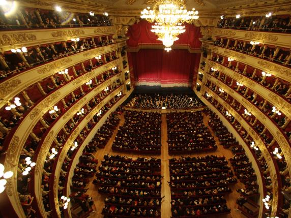 Scala, torna il dress code a Teatro: tolleranza zero con pantaloni corti e canotte. Fine della linea soft chiesta da Meyer