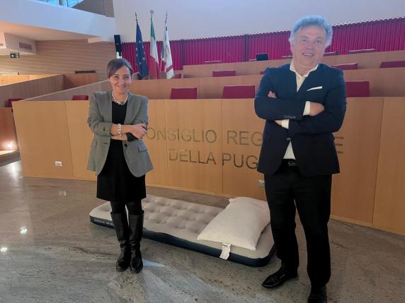 Bari, la protesta dell'ex assessora Barone e del consigliere Tutolo: in aula tutta la notte. «Nessuno si ricorda della crisi idrica a Foggia»