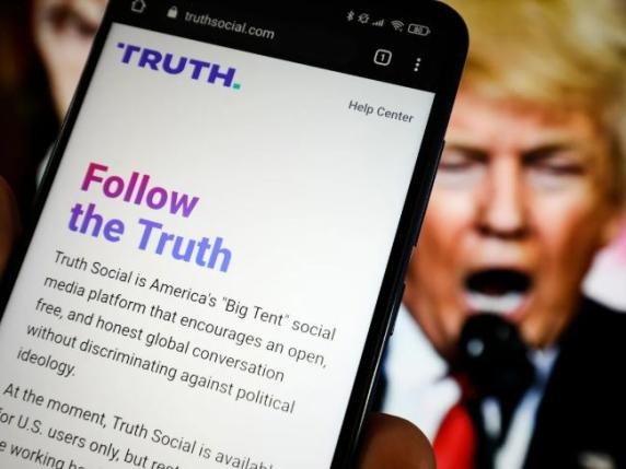 Il social Truth di Trump (dopo X di Musk) si lancia nei servizi finanziari e vola in Borsa: spinta alle criptovalute