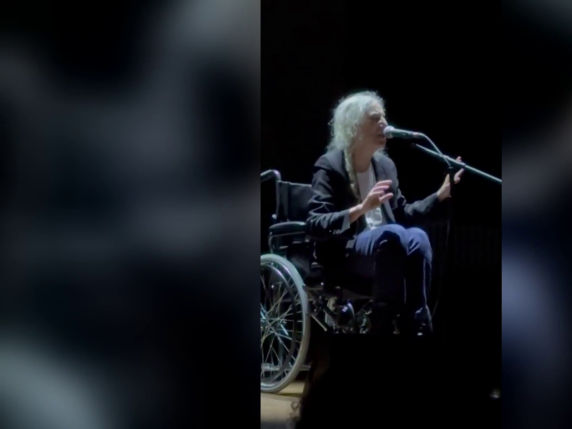 Paura per Patti Smith, la cantante sviene sul palco poi rientra in sedia a rotelle per tranquillizzare i fan