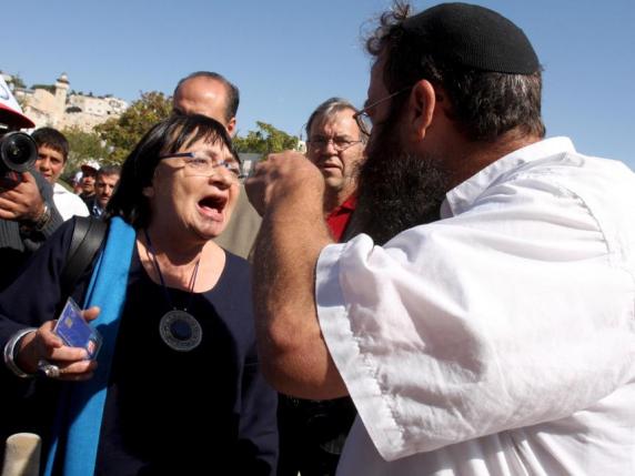 Luisa Morgantini e Roberto Bongiorni arrestati e poi rilasciati da Israele: «Restiamo fino alla liberazione dei palestinesi che erano con noi»