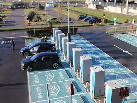 Auto elettriche, a Milano (Assago) la più grande stazione di ricarica ultraveloce in Italia