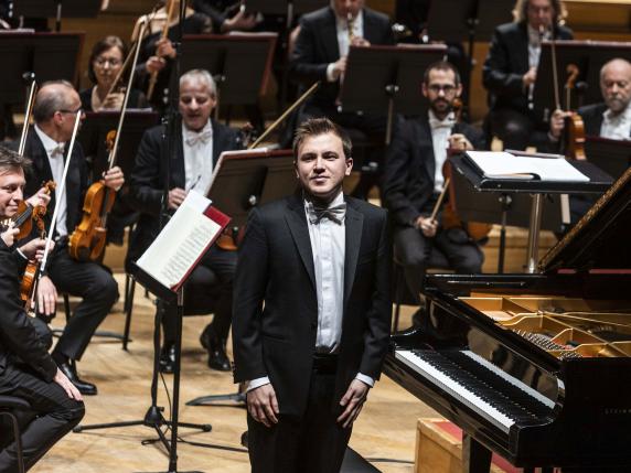 Il pianista Filippo Gorini: «La classica esca dai teatri e vada nelle carceri e nelle scuole»