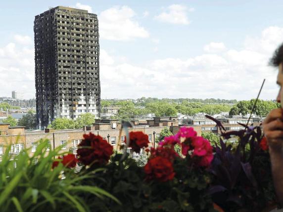 L’ultimo atto della Grenfell tower, la torre maledetta di Londra: sette anni dopo l'incendio sarà demolita